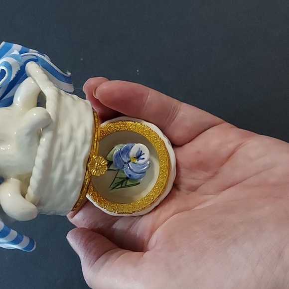 Cat in Basket Trinket Box 3 1/4in.Hx3 in.W. Multicolor.Pre-Owned.1998 - Picture 3 of 3